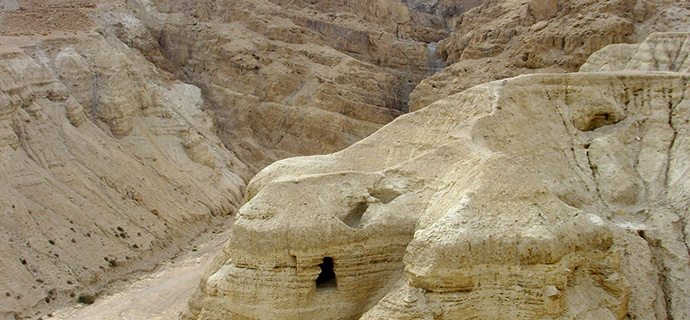 Qumran_Effi_Schweizer_wikimedia_690 In elf Felshöhlen in Qumran am Toten Meer wurden nach 1947 tausende von altjüdischen Handschriften entdeckt.